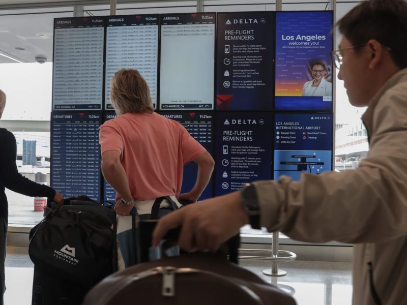 Thanksgiving air travel expected to hit record levels, airlines say