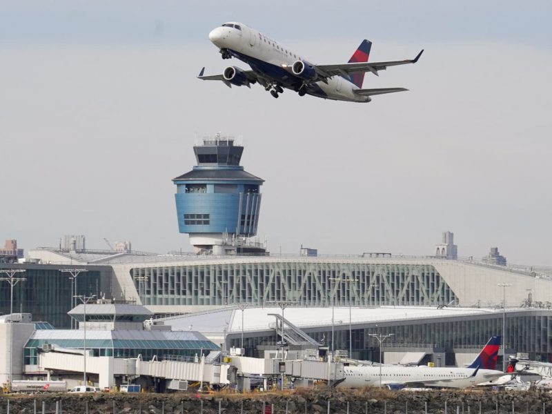 Air traffic controllers with perfect shutdown attendance to get bonus
