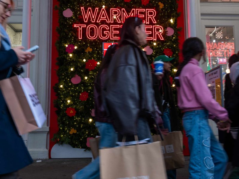 Consumers flash holiday warning signs