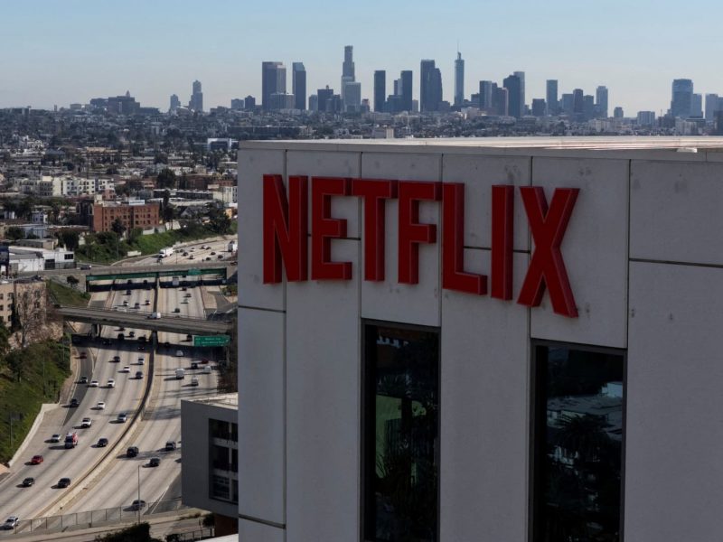 Stocks making the biggest moves premarket: NFLX, UAL, KHC